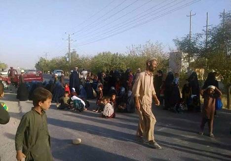 Kunduz IDPs block airport road against traffic