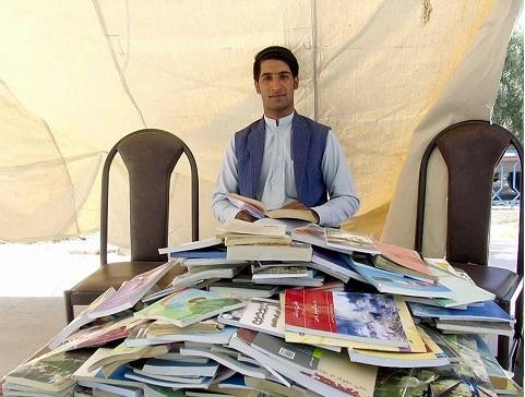 يک جوان نيمروزى کمپاين جمعاوری کتاب راه اندازی کرده است