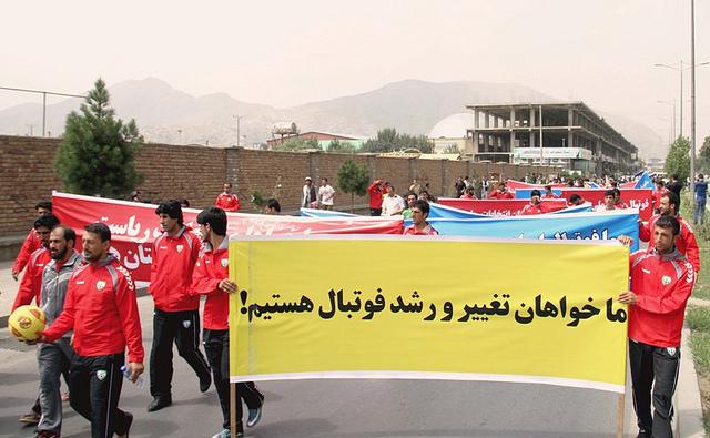 “مسوولان فدراسیون فوتبال، برخورد سلیقوی می کنند”