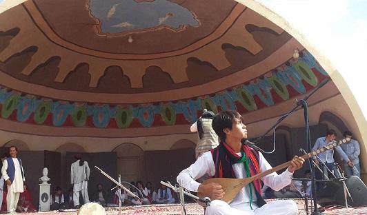 جشنوار دمبوره در بامیان آغاز شد