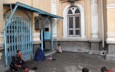 مرد جوانی که به زردی سیاه مبتلا شده است؛ بخاطر هزینۀ معالجه اش سرگردان است