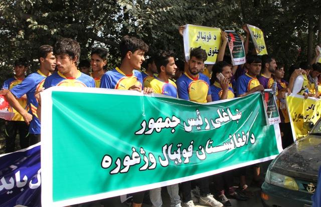 ورزشکاران معترض، رييس فدراسيون فوتبال را به فساد متهم کردند