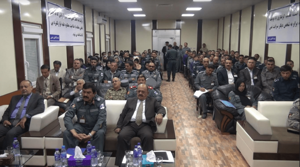 د کورنيو چارو وزارت د پوليسي سرغړونو د مخنيوي قانون پر طرحه کار کوي