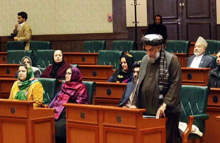 محمود خاکریزوال منحيث عضو انتصابى مشرانوجرگه حلف وفاداری یاد کرد