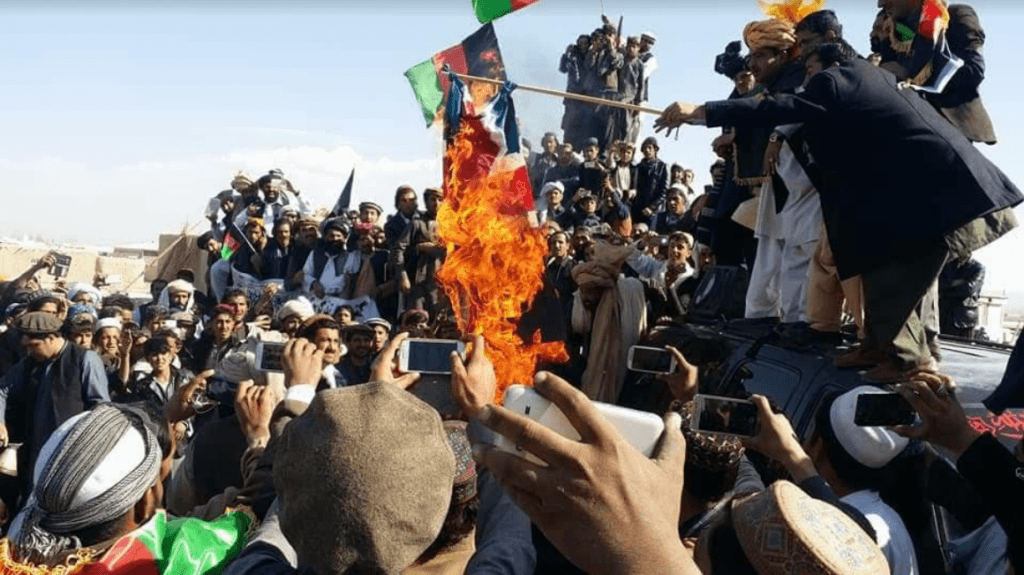 د پکتيکا خلکو پر ډيورنډ کرښه د اغزن سيم د لګولو پر ضد لاريون وکړ