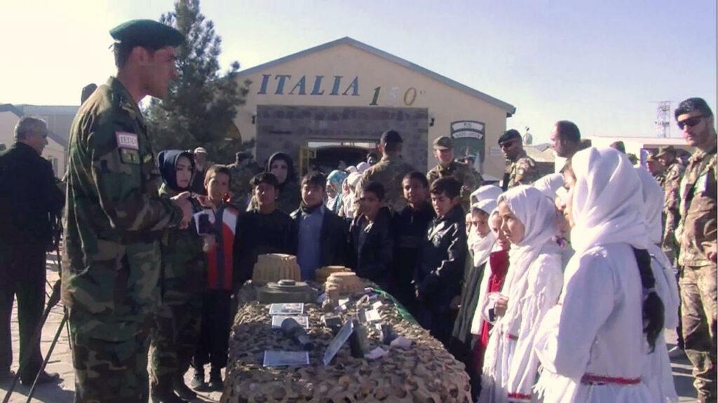 ناتو کودکان دانش آموز هرات را درباره خطر ماین‌ها مطلع کرد