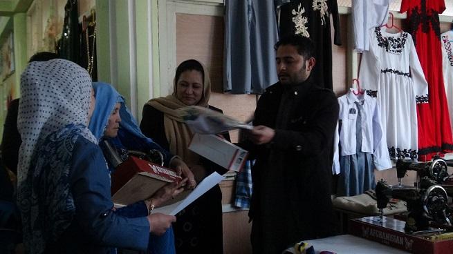 ده ها زن بى بضاعت در جوزجان آموزش حرفه را فرا گرفتند