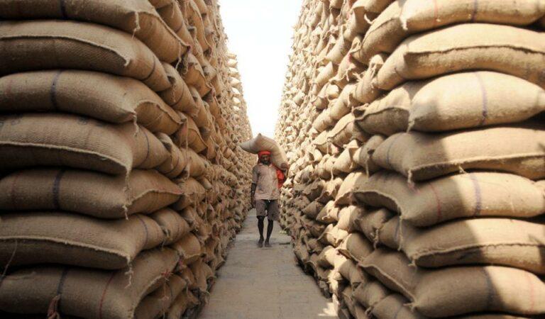 40 trucks carrying wheat return to Afghanistan