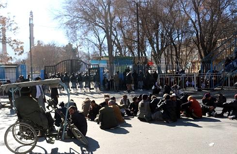 معلولین علیه طرح پاکسازی موانع کنار جادۀ شاروالی کابل تظاهرات کردند