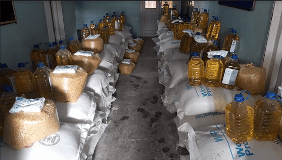 روند توزیع مواد غذایی برای دوهزار خانواده در فاریاب آغاز شد
