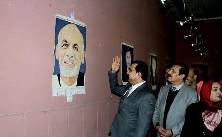 تصاوير ١٣ شخصيت ملى و بين المللى نقاشى شده روى قالين به نمايش گذاشته شد