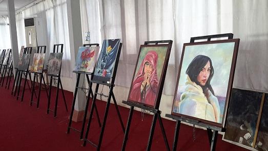 Afghan artists participate in painting competition