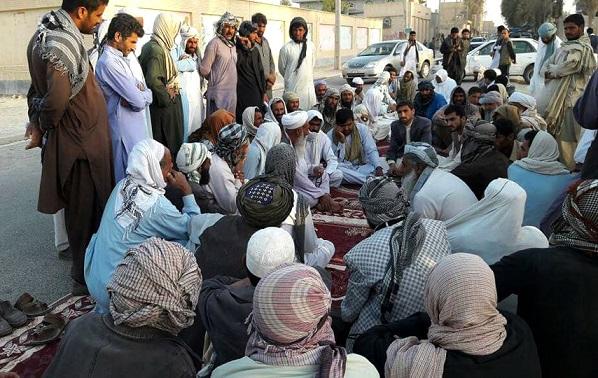 معترضان در نیمروز به تحصن شان پايان دادند