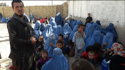 برای بیش از ۸۰۰ خانواده بیجاشده در سمنگان لباس زمستانی توزیع شد