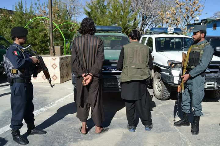 په غزني کې دوه مسافر شکوونکي پولیس نیول شوي