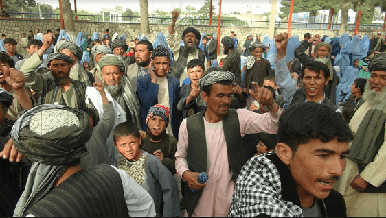 ده ها بیجا شده ولسوالی آلمار دست به مظاهره زدند