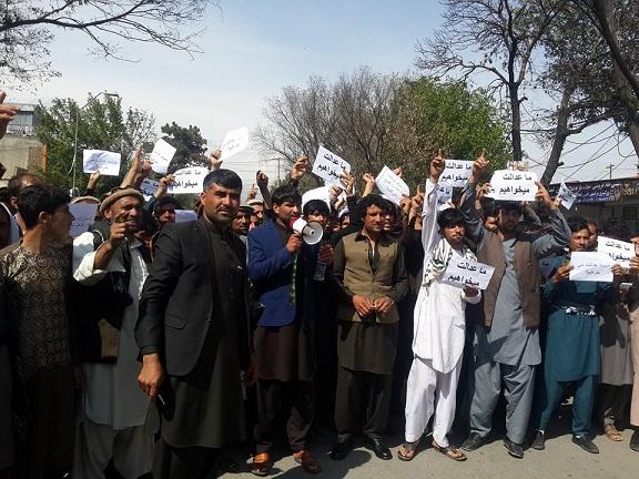 در اعتراض به کشته شدن یک زن باشندگان بگرام شاهراه چاریکار- کابل را بستند