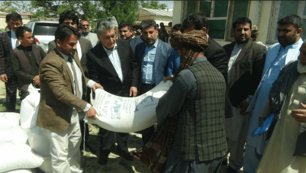 روند توزیع خوراکۀ حیوانی برای مالداران فاریاب آغاز شد