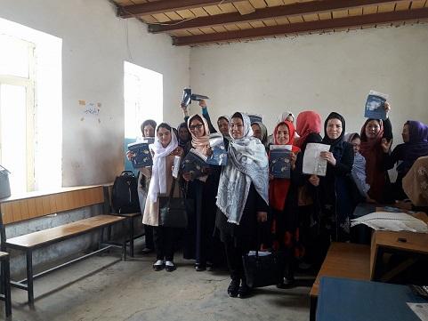 ده ها زن در دايکندى بخاطر تشويق مردم ثبت نام کردند