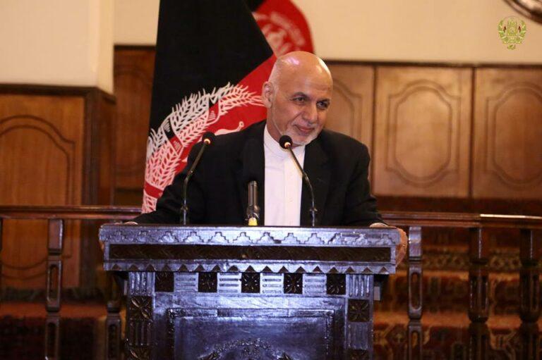 رئیس‌جمهور غنی خطاب به دست‌فروشان: هیچ‌کس حق ندارد به شما به چشم حقارت ببیند