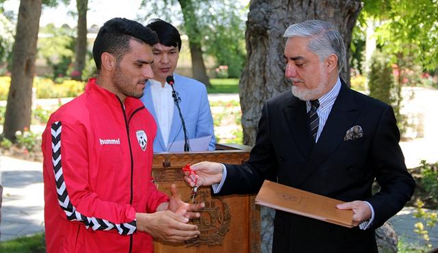 Abdullah distributes apartment keys to footballers