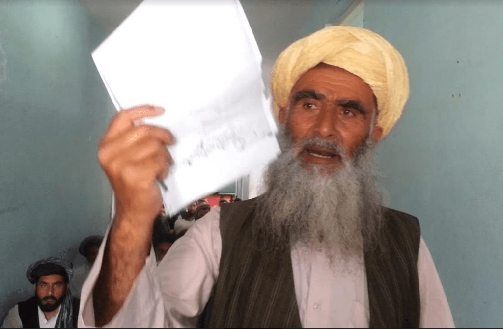 کوچى هاى پروان در اعتراض به مسدود شدن مرکز توزیع تذکره مظاهره کردند