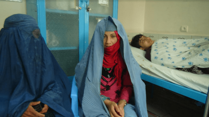 يک زن جوان در ولايت فارياب طفل خود را به فروش رساند