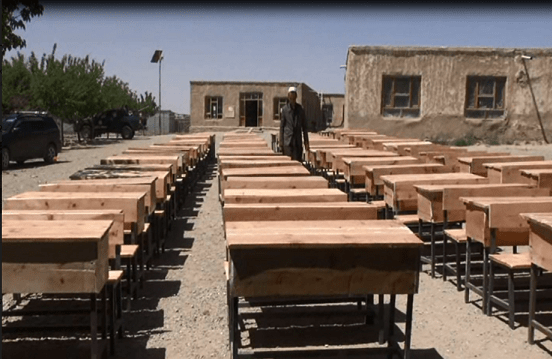 پکتيکا کې د زرګونه زده کوونکو لپاره څوکۍ او درسي مېزونه جوړ شول