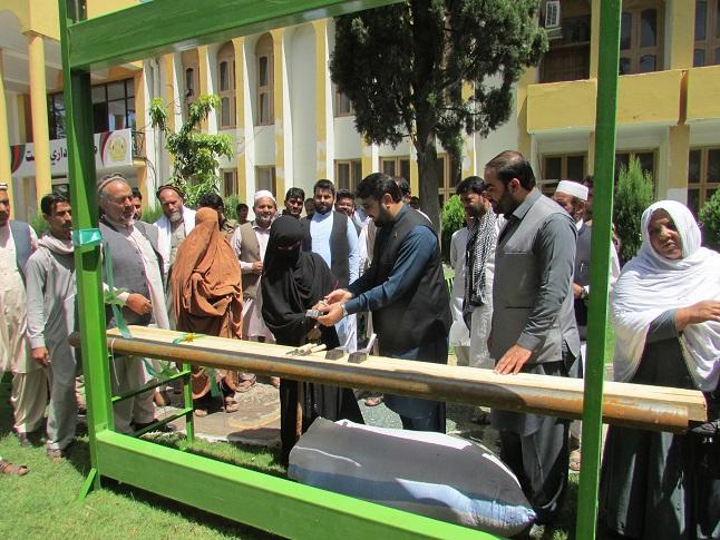 1,000 Afghan returnees given carpet-weaving tools