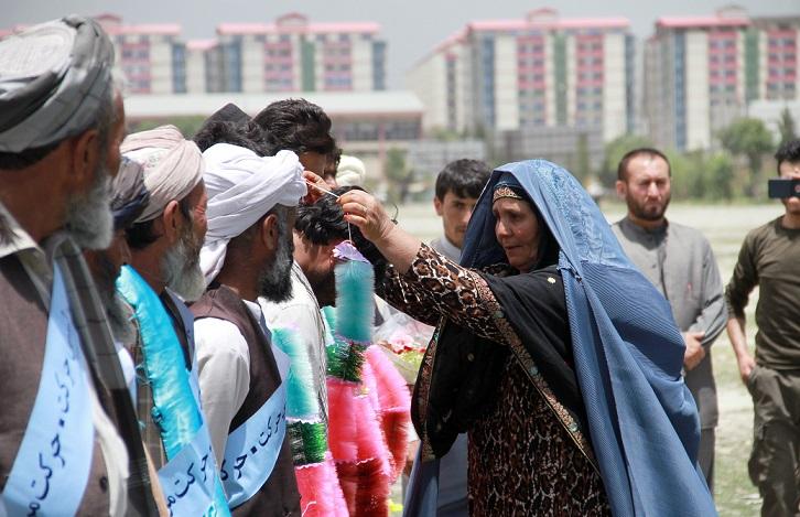 زنان با اهداى دسته هاى گل از کاروان صلح در کابل استقبال کردند