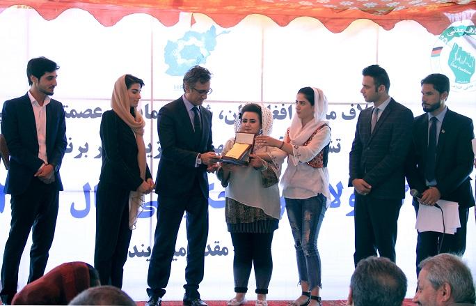 شماری از مقام های ارشد دولتی از سوی نهادهای مدنی تقدیر شدند