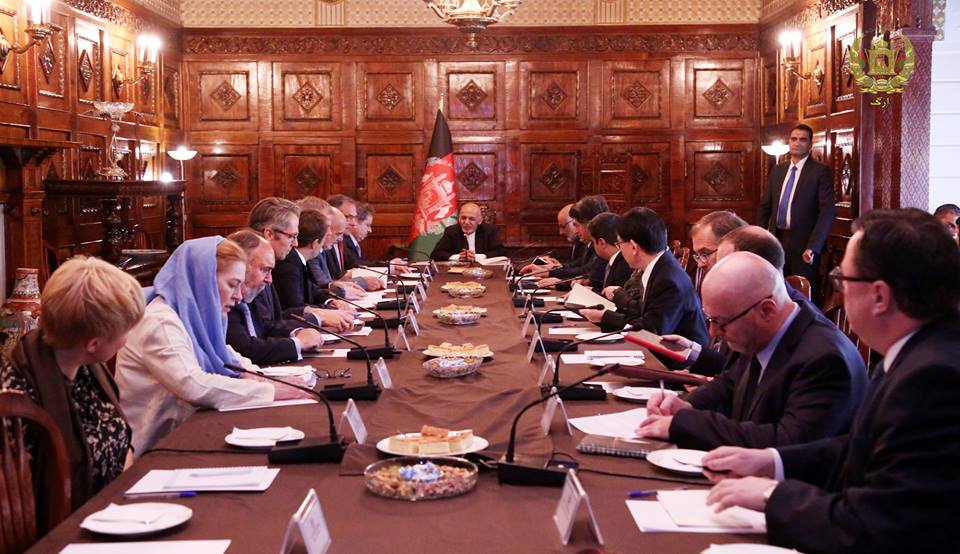 Ghani meets foreign diplomats on peace process