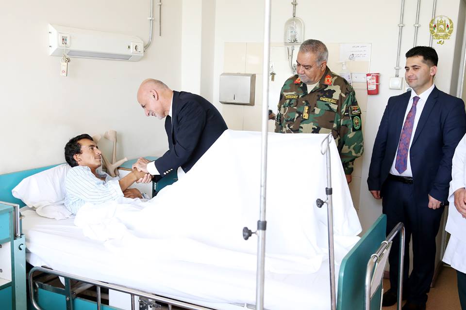 President visits injured soldiers at hospital