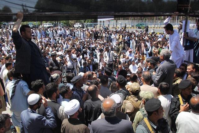 صدها باشنده هرات در پى ترور يک عالم دين تظاهرات کردند