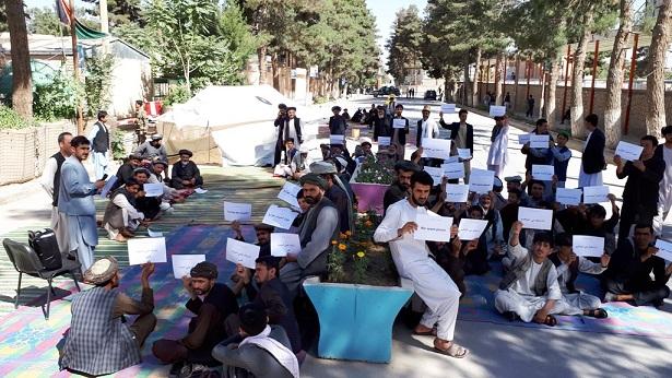 معترضان در فارياب دروازه هاى  برخى ادارات دولتى را بستند