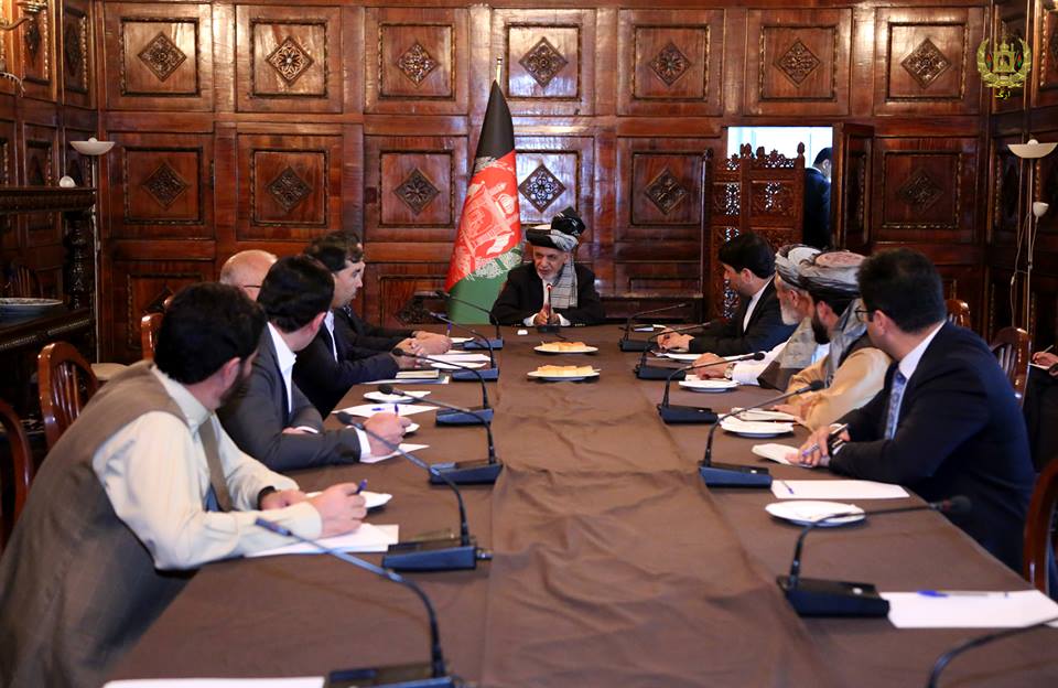 رئیس جمهور با شماری از والیان در مورد صلح و توسعه ولایات دیدار کرد