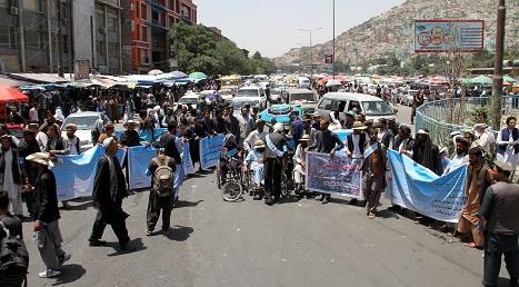 “کاروان مردمی صلح”در برابر سفارت پاکستان تحصن کردند