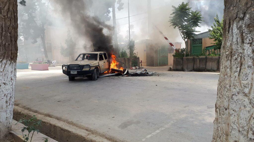 مظاهره کنندگان ساختمان ولايت فارياب را آتش زدند