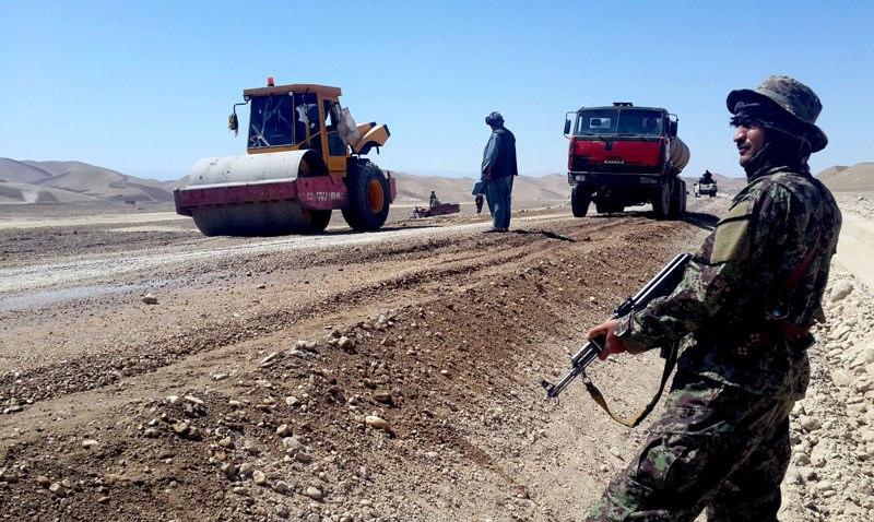 کار قیرریزی سرک شبرغان- درزاب دوباره آغاز گرديد