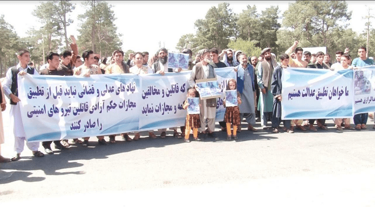 باشنده گان اوبۀ هرات در اعتراض به آزادى يک طالب از زندان کابل راهپيمايى کردند