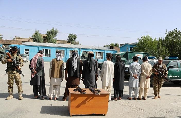 غزني کې د ځینو جرمونو په تور اته کسان نیول شوي