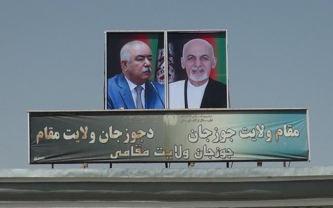 مظاهره کنندگان عکس رئيس جمهور را دوباره برساختمان ولايت جوزجان نصب کردند