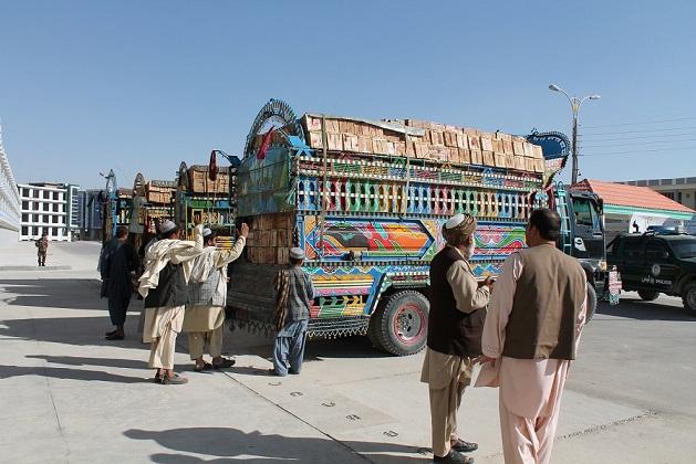 Kandahar fruit exporters complain of bribes, delays
