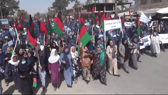 زنان معترض: به خواست هاى ما توجه نشود دست به حرکت هاى مسلحانه ميزنيم