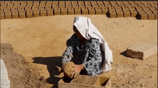 جنگ و خشکسالی زنان و کودکان سرپلی را مجبور به خشت ریزی کرده است