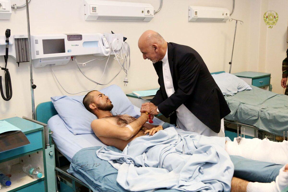 رئیس‌ جمهور از مجروحین حادثۀ تروریستی اخیر گردیز عیادت کرد