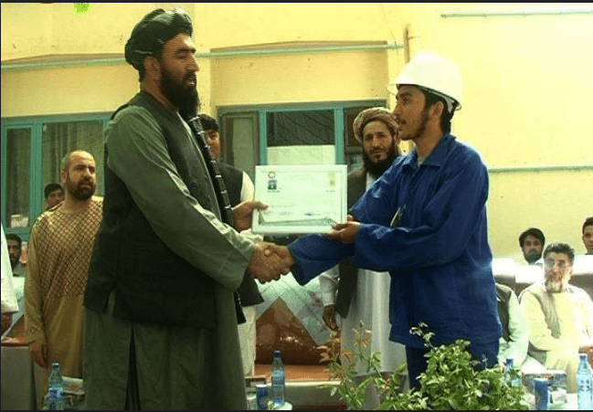 کندهار کې ۲۰۰ تنه له حرفوي زده کړو فارغ شول