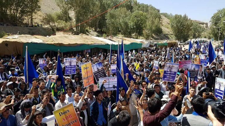 مظاهره کننده گان یک بار دیگر بر انتقال لین برق ترکمنستان از مسیر بامیان تاکید کردند