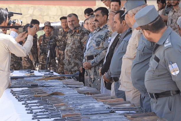 ده ها میل اسحله مختلف النوع در سرپل به دایاگ تسلیم داده شد