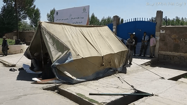 تحصن معلمان مکاتب غور وارد سومین روز شد